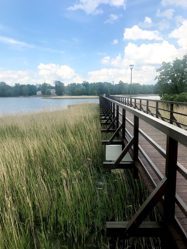 Pāriet pār ezeru? Tas ir iespējams Biržai, gājēju tilts pār Širvēnas ezeru.