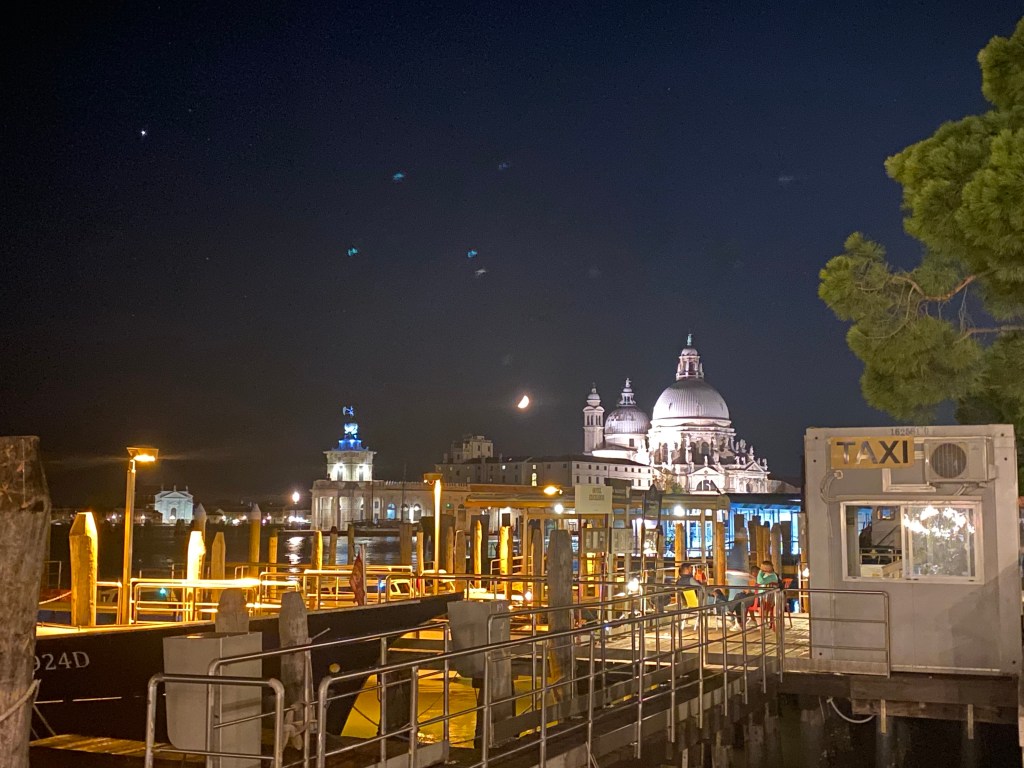 Santa Maria della Salute baznīca naktī